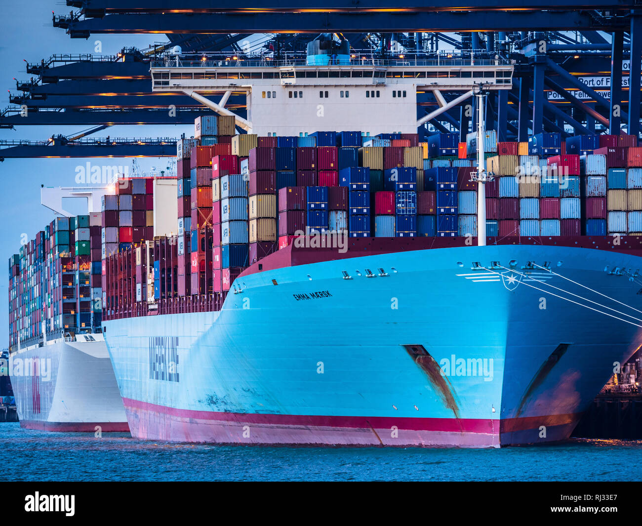 Commercio - Maersk Line di portacontainer Emma Maersk carica e scarica i contenitori del porto di Felixstowe, il contenitore più grande porto nel Regno Unito Foto Stock