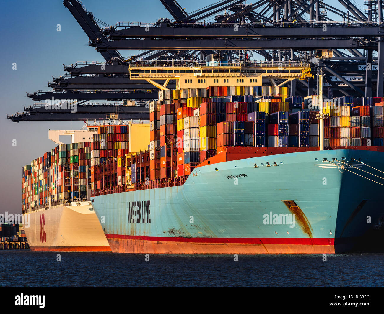 Commercio - navi container il carico e lo scarico di container nel porto di Felixstowe, il contenitore più grande porto nel Regno Unito Foto Stock