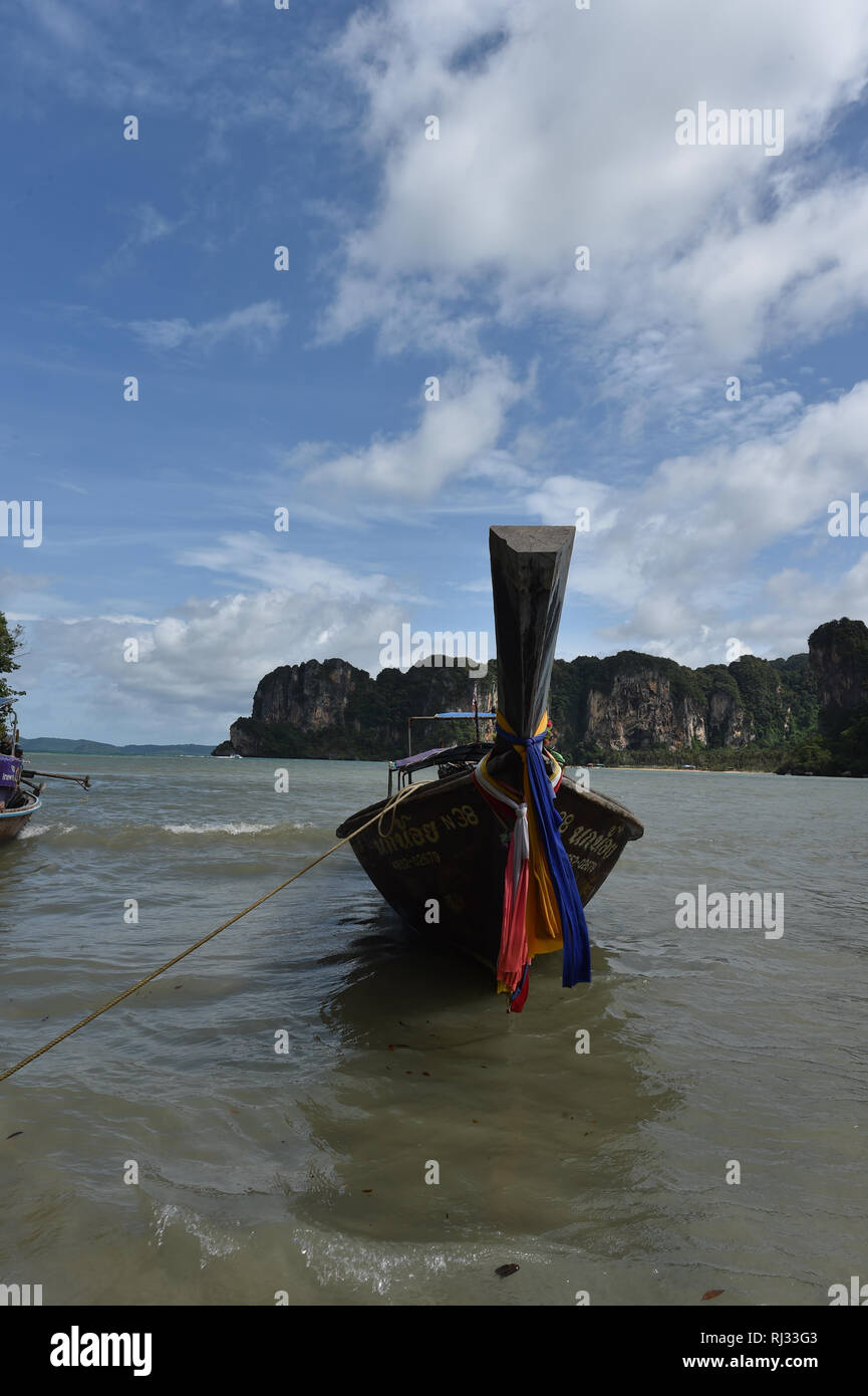 Coda lunga barche su Railay Beach Foto Stock