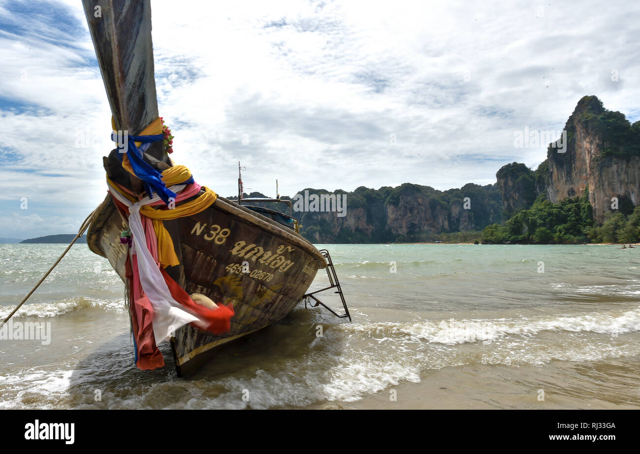 Coda lunga barche su Railay Beach Foto Stock