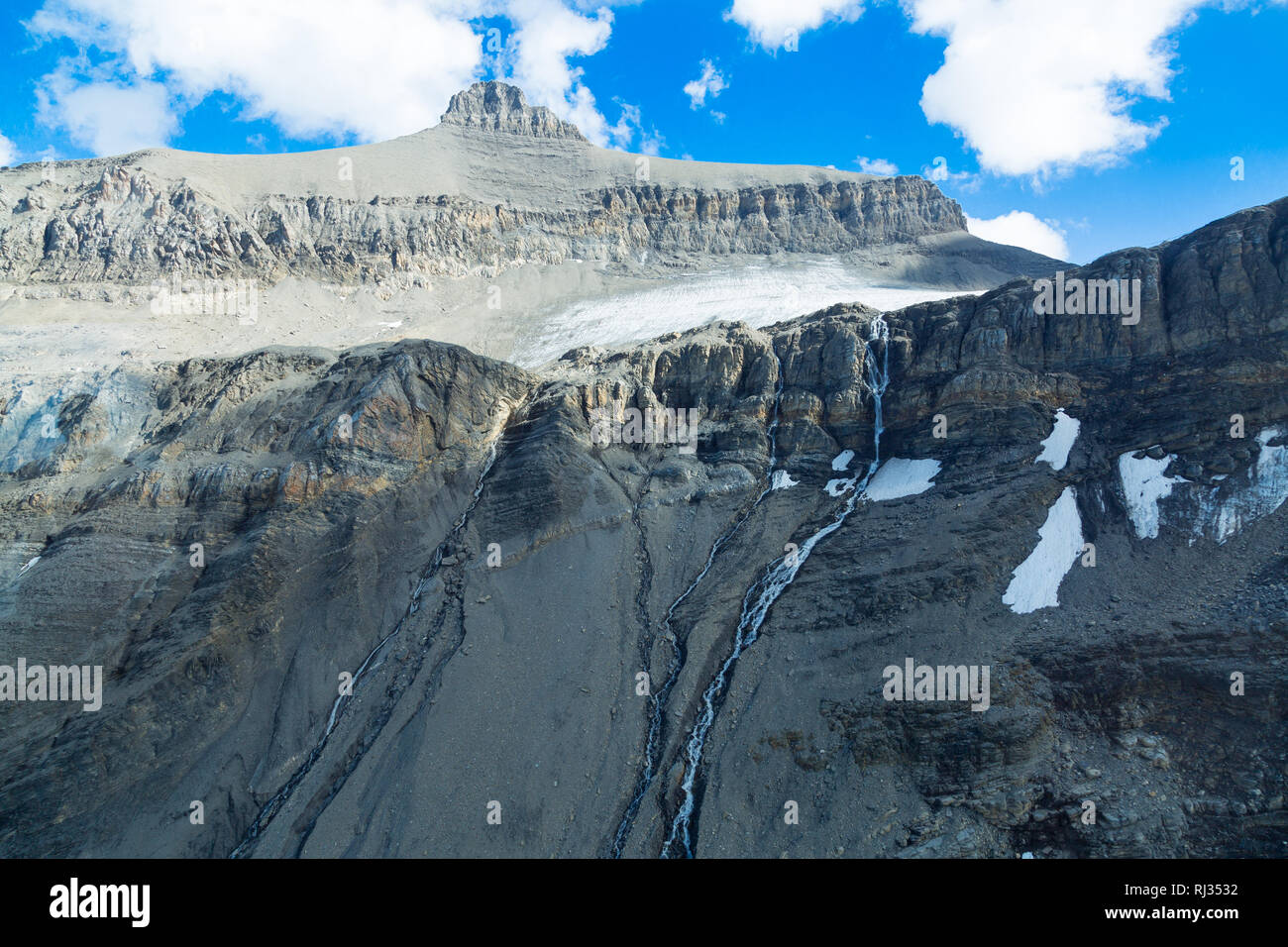 Post-paesaggio glaciale e cascate nelle Alpi Svizzere Foto Stock