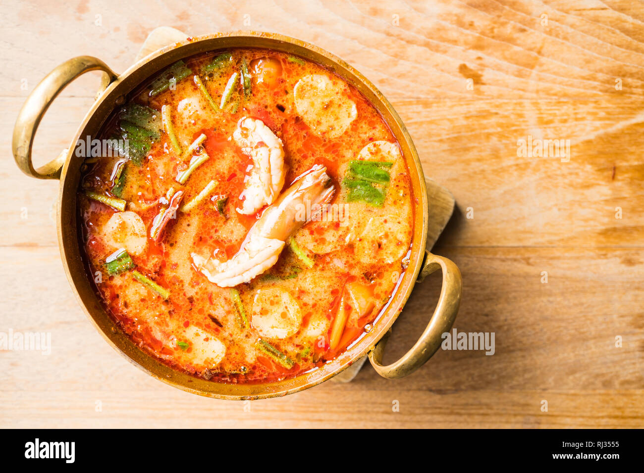 Gamberi piccante zuppa di stile Tailandese ' Tom Yum Goong ' elaborazione caldo il bilanciamento del bianco Foto Stock