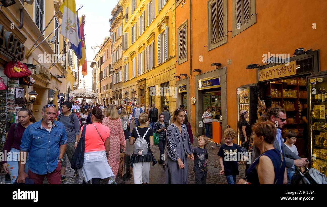 People Shopping su una stretta strada di Roma, Italia Foto Stock
