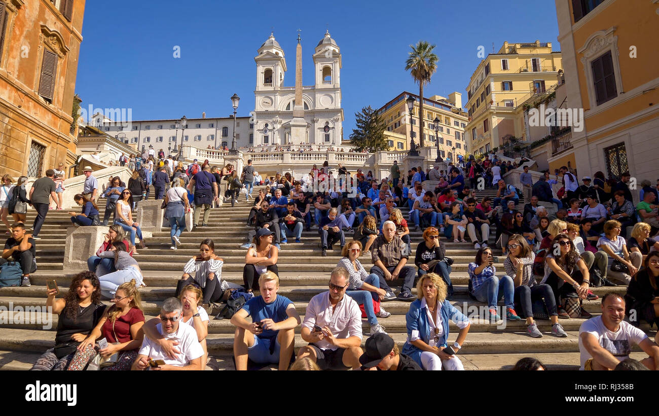 Scalinata di piazza di Spagna e i turisti a Piazza di Spagna a Roma, Italia Foto Stock