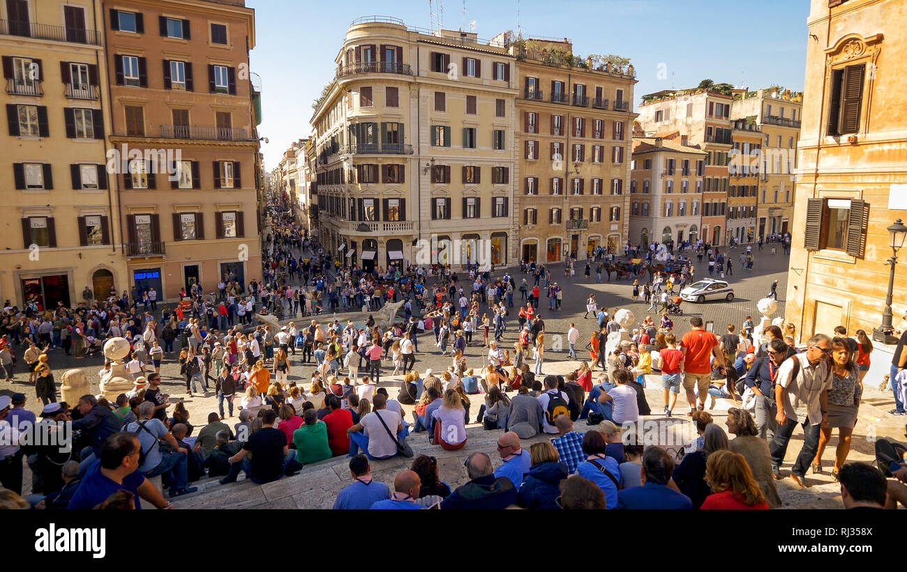 Scalinata di piazza di Spagna e i turisti a Piazza di Spagna a Roma, Italia Foto Stock