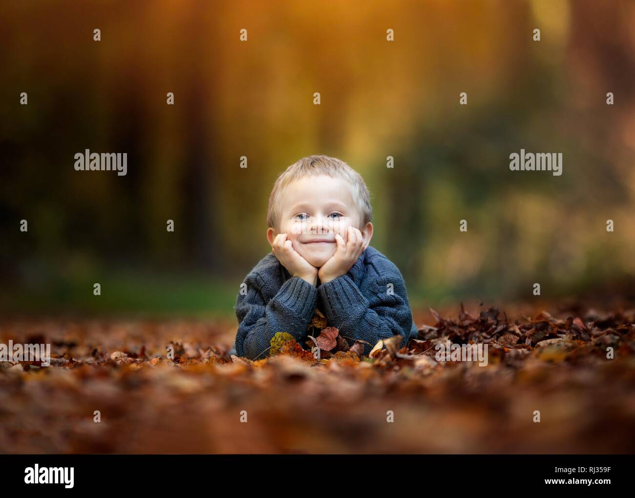Piuttosto caucasian capretto nel paesaggio autunnale. Bambino felice in natura. Foto Stock