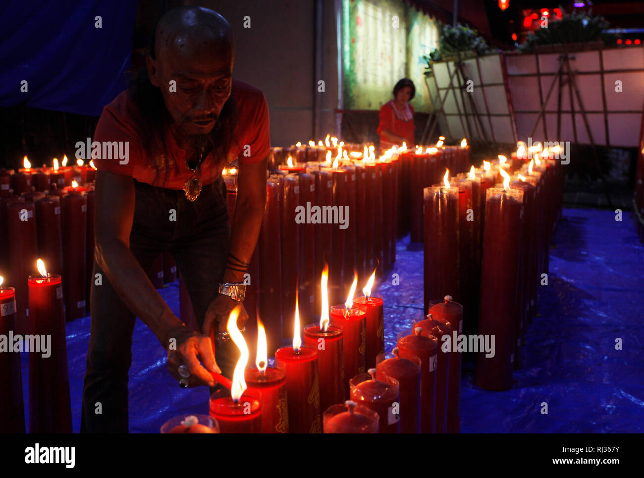 Un residente indonesiano di discendenza cinese visto accendere una candela al tempio Dhanagun durante i festeggiamenti di capodanno. Capodanno cinese i confuciani culto al tempio Dhanagun. Foto Stock
