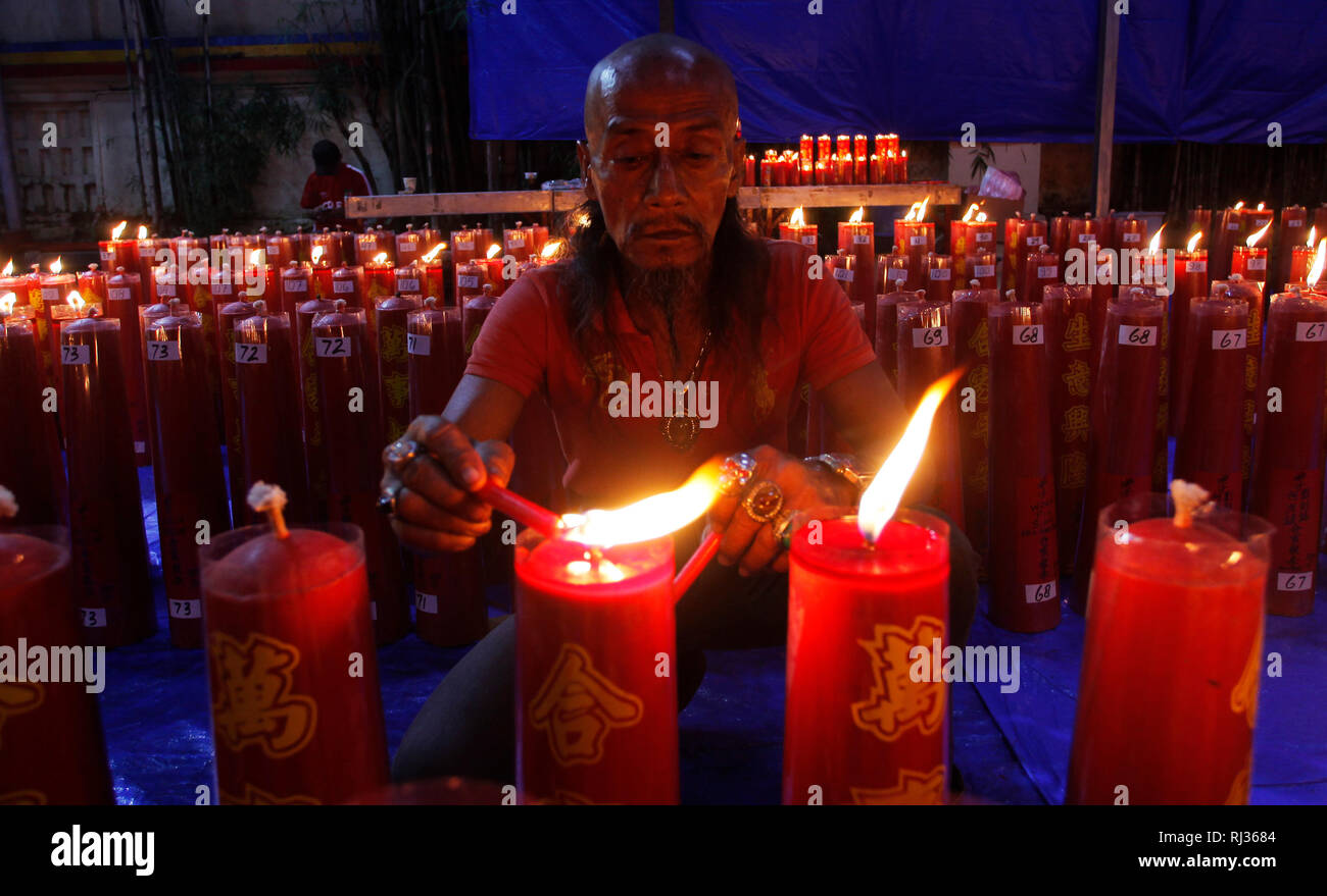 Un residente indonesiano di discendenza cinese visto accendere una candela al tempio Dhanagun durante i festeggiamenti di capodanno. Capodanno cinese i confuciani culto al tempio Dhanagun. Foto Stock
