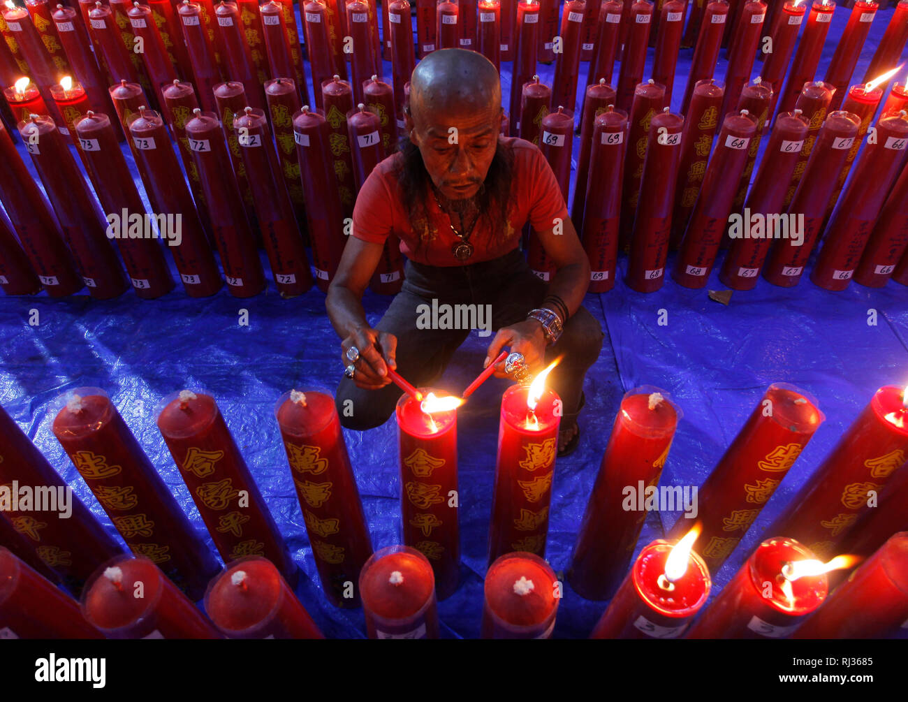 Un residente indonesiano di discendenza cinese visto accendere una candela al tempio Dhanagun durante i festeggiamenti di capodanno. Capodanno cinese i confuciani culto al tempio Dhanagun. Foto Stock