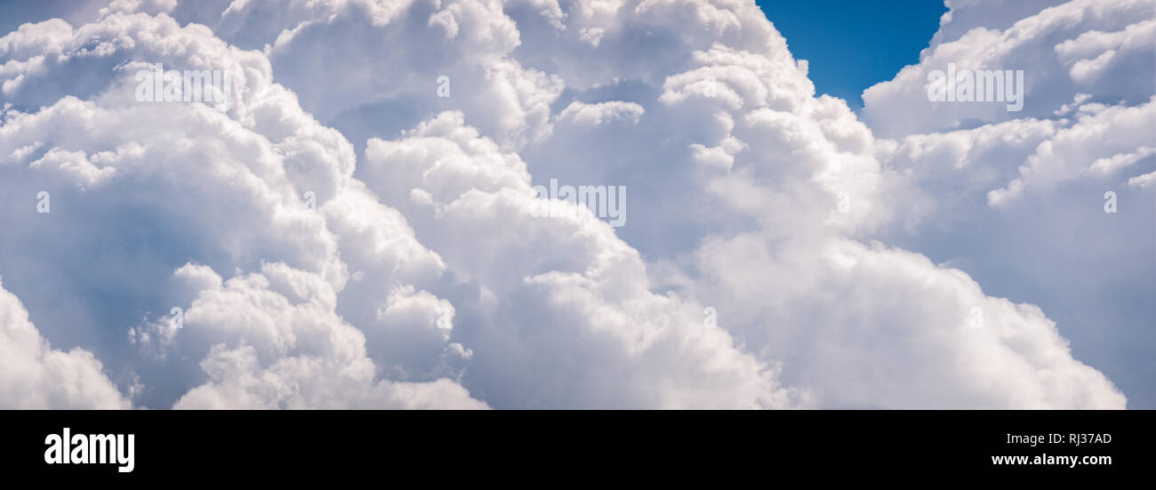 Cumulus nuvole in una giornata di sole Foto Stock