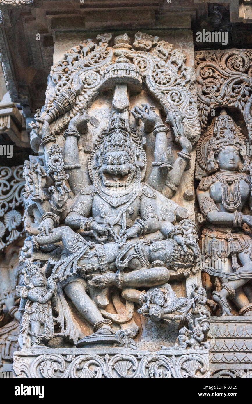 Halebidu, Karnataka, India - 2 Novembre 2013: Hoysaleswara tempio di Shiva. Primo piano della statua sul lato del santuario principale, dove Narasiṃha, Vishnu avat Foto Stock