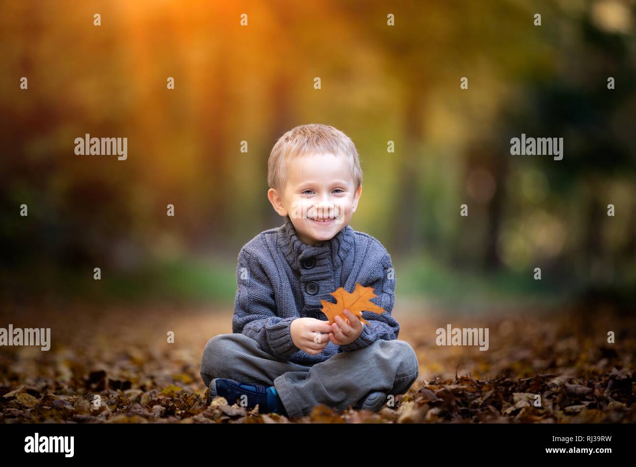Piuttosto caucasian capretto nel paesaggio autunnale. Bambino felice in natura. Foto Stock