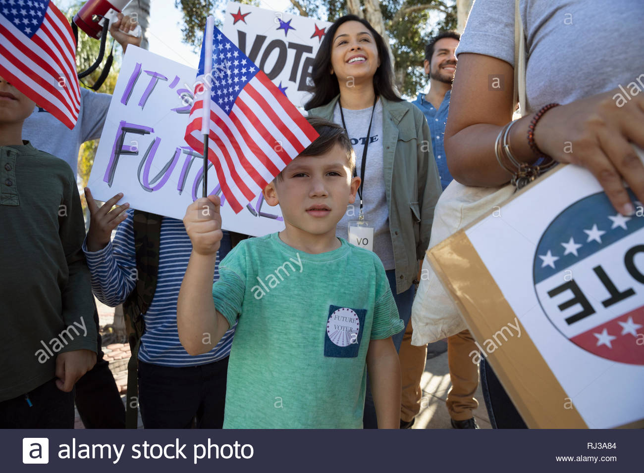 Ragazzo Latinx sventola bandiera americana, gli elettori a domicilio Foto Stock