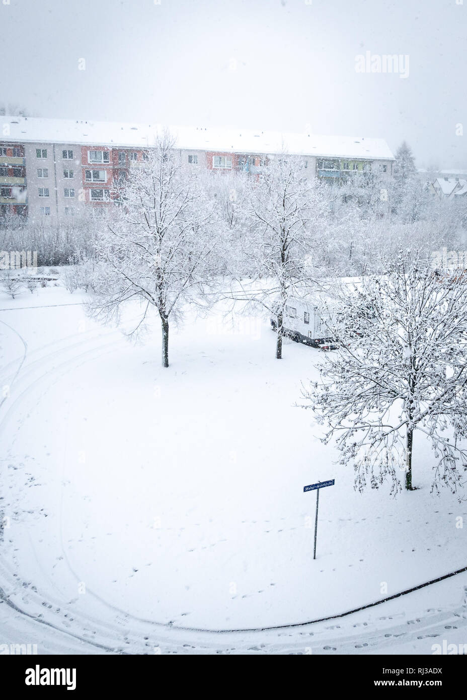 Dresda, Germania (2019): Area soggiorno e parco coperto di neve fresca. (Prospettiva uccello) Foto Stock