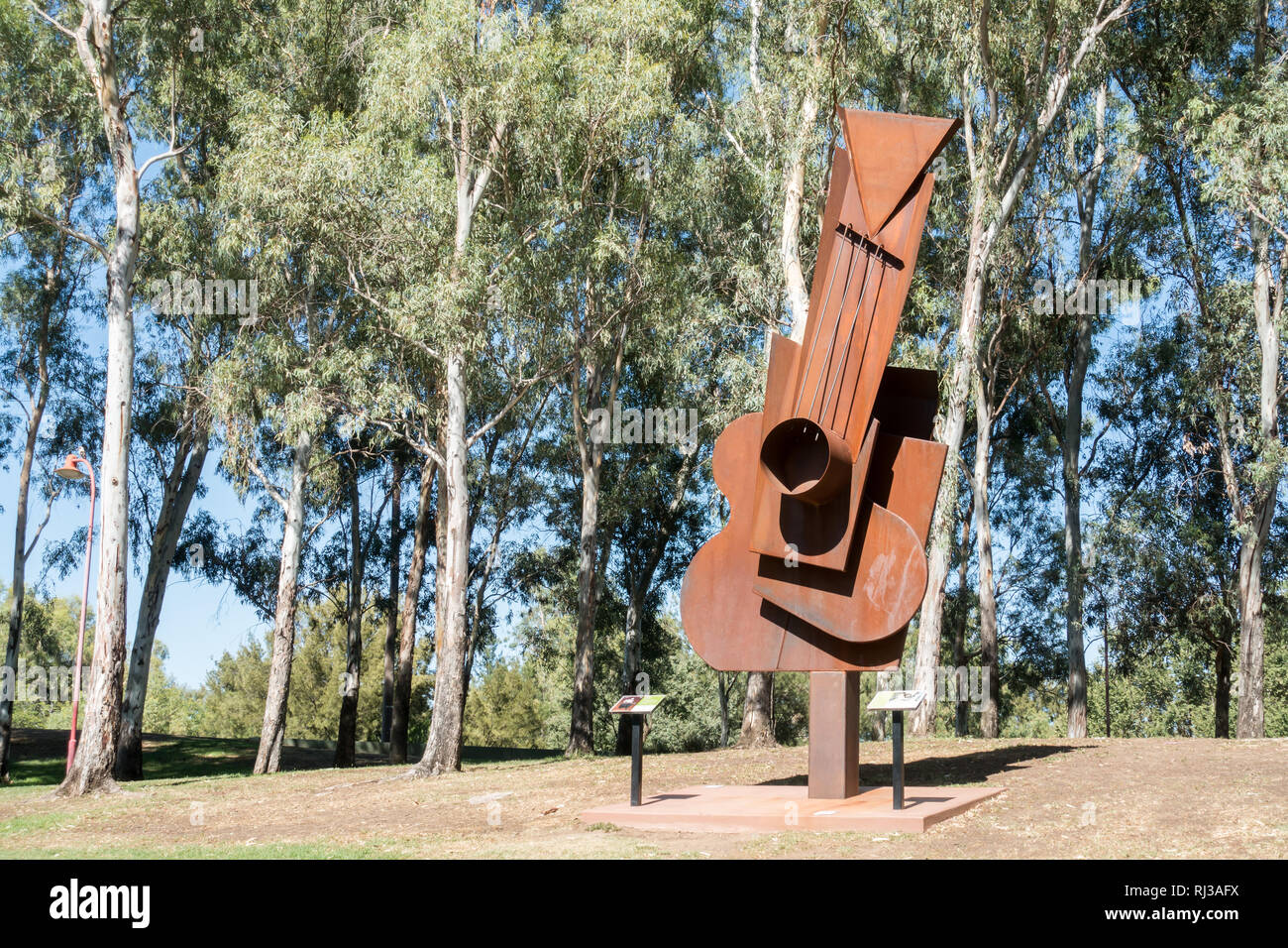 Un acciaio Corten Picasso scultura di chitarra da Peter Hooper nel 2016 sul display in Tamworth Bicentennial Park NSW Australia. Foto Stock