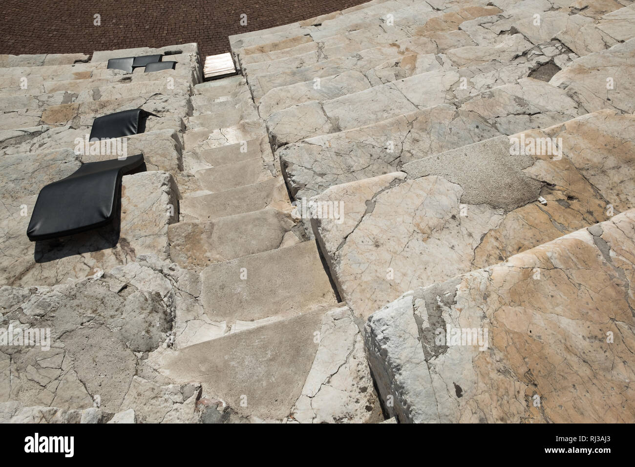 Vista ravvicinata della sezione dei passaggi e posti a sedere in Plovdiv antico stadio romano. Gradini di marmo e le sedi sono state chiaramente utilizzati ben oltre il millenia. Foto Stock