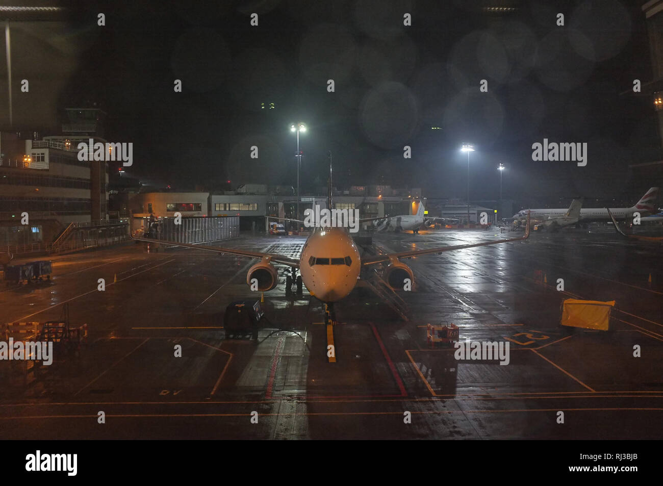aereo all'aeroporto di notte Foto Stock