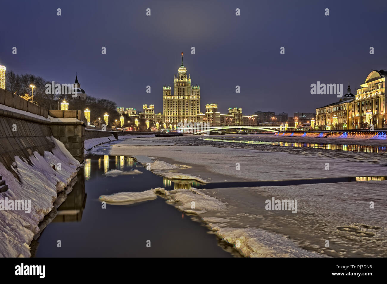 = ghiaccio fuso sul fiume Moskva - Moskvoretskaya Embankment = disgelo si scioglie il ghiaccio sul fiume Moskva (Mosca) alla fine di gennaio. Panoramica sul fiume Foto Stock