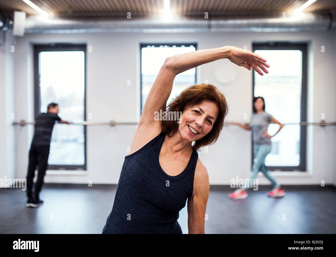 Un senior donna in palestra ginnastica. Copia dello spazio. Foto Stock
