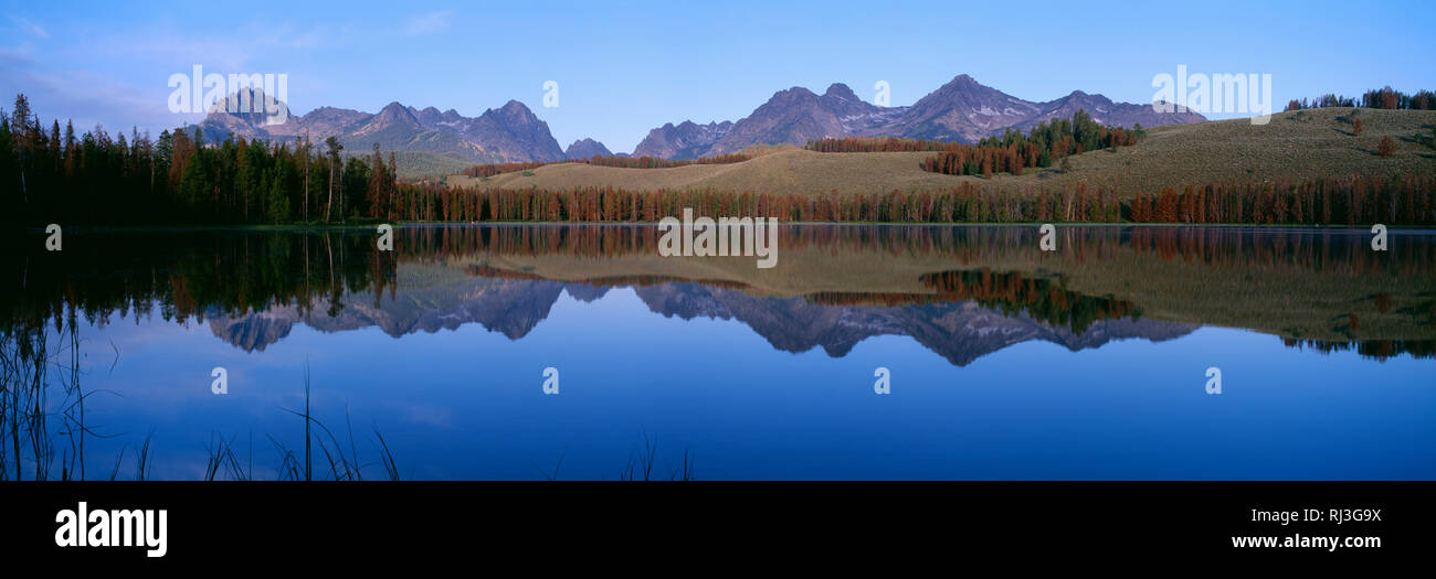 Stati Uniti d'America, Idaho, Sawtooth National Recreation Area, Sawtooth National Forest, picchi della gamma a dente di sega di riflettere con un po' di scorfano Lago. Foto Stock