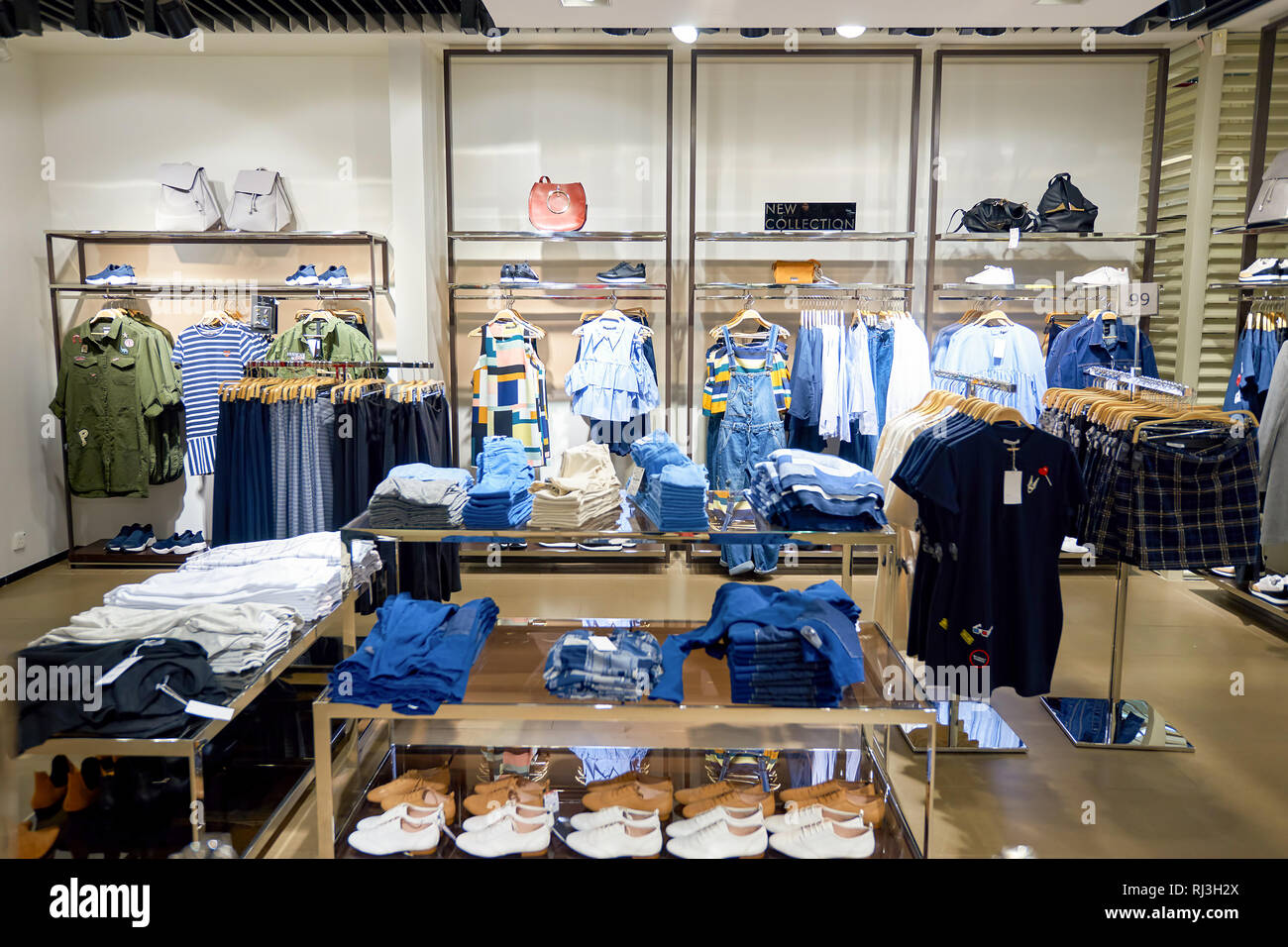 HONG KONG - Gennaio 27, 2016: all'interno di Zara negozio a elementi Shopping Mall. Elementi è un grande centro commerciale situato su 1 Austin Road West, Tsim Sh Foto Stock