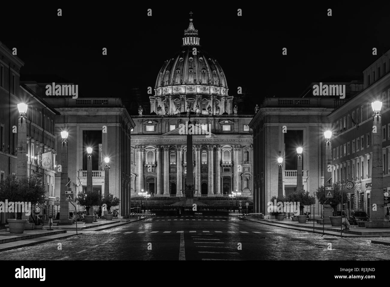 La Basilica di San Pietro di notte nella Città del Vaticano, Roma, Italia Foto Stock