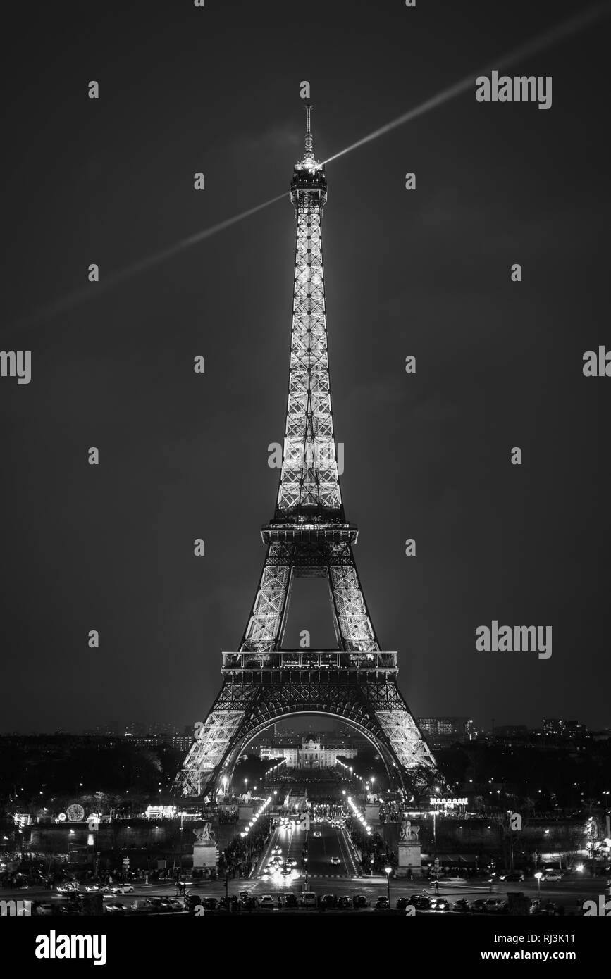 La torre Eiffel di notte, a Parigi, Francia Foto Stock