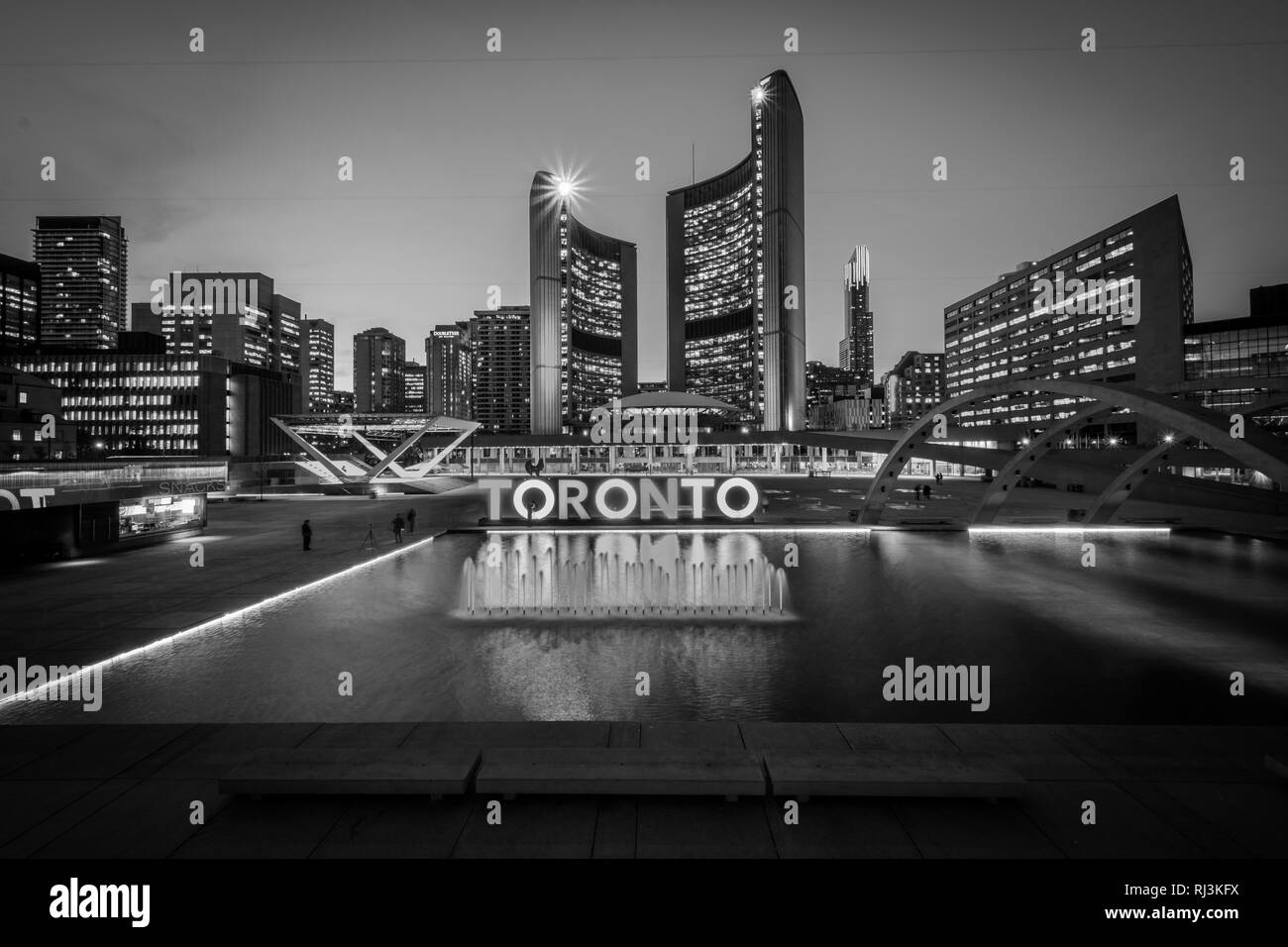 Vista di Nathan Phillips Square e segno di Toronto nel centro cittadino di notte, a Toronto, Ontario. Foto Stock