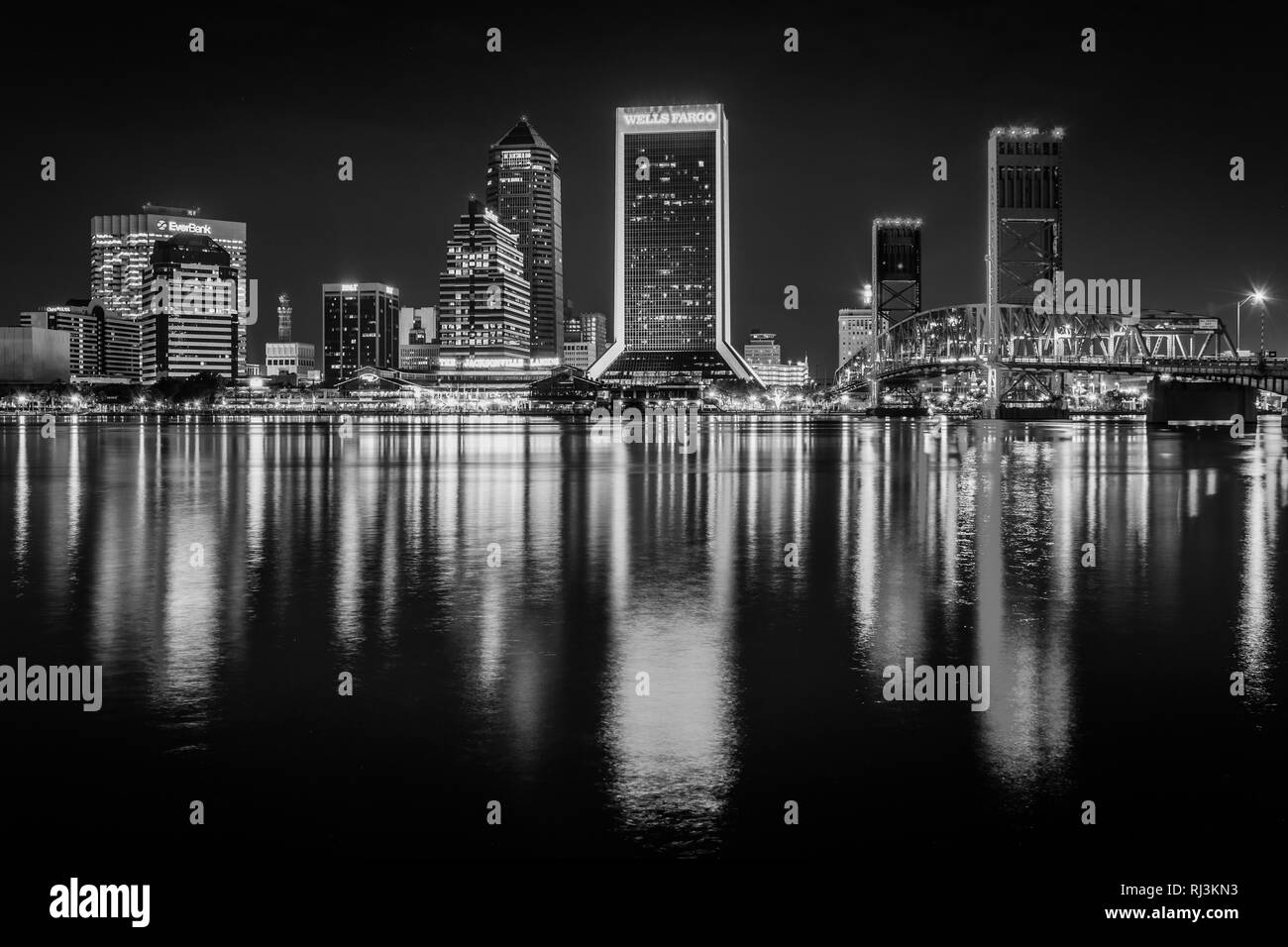 Lo skyline riflettente nel fiume Saint John fino alla notte in Jacksonvile, Florida. Foto Stock