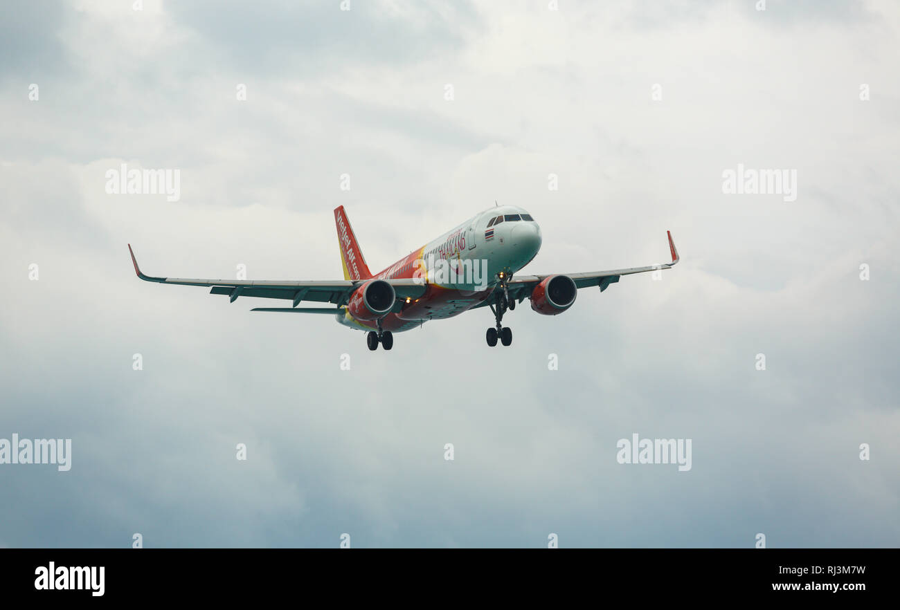 Airbus A320 in un cielo tempestoso Foto Stock Airbus A320 in un cielo tempestoso Foto Stock