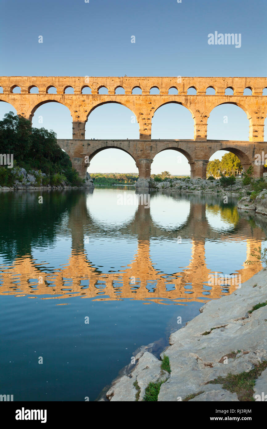 Pont du Gard bei Sonnenuntergang, römisches Aquädukt, UNESCO Welterbe, Fluss Gard, Languedoc-Roussillon, Südfrankreich, Frankreich Foto Stock