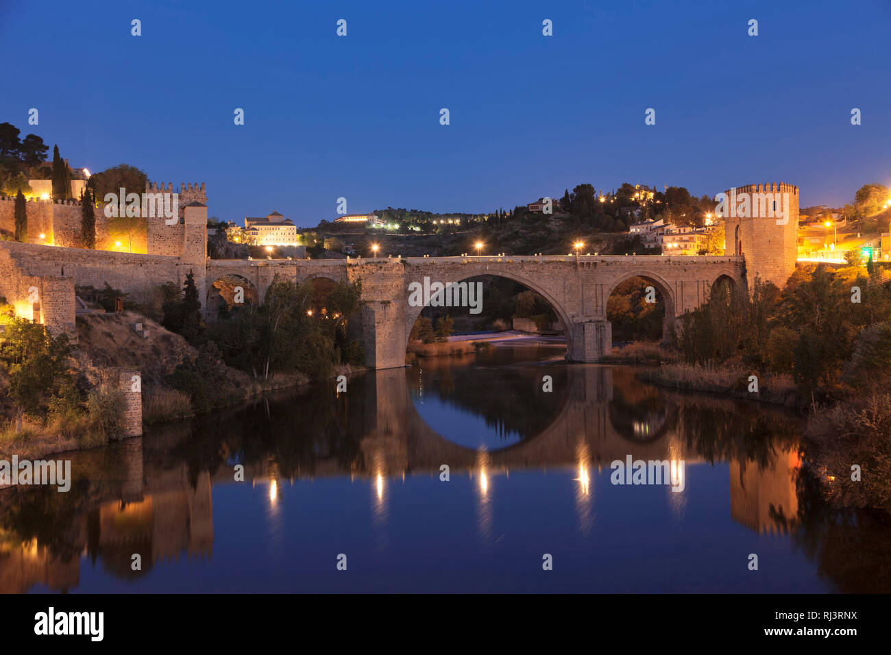 Puente de San Martin Brücke spiegelt sich im Fluss Tajo, Toledo, Kastilien-La Mancha, Spanien Foto Stock