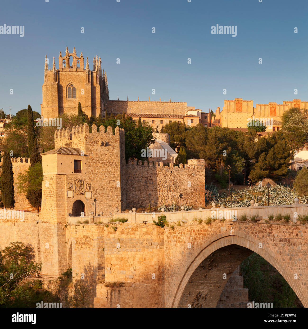 Puente de San Martin Brücke, San Juan de los Reyes Kirche hinten, Toledo, Kastilien-La Mancha, Spanien Foto Stock