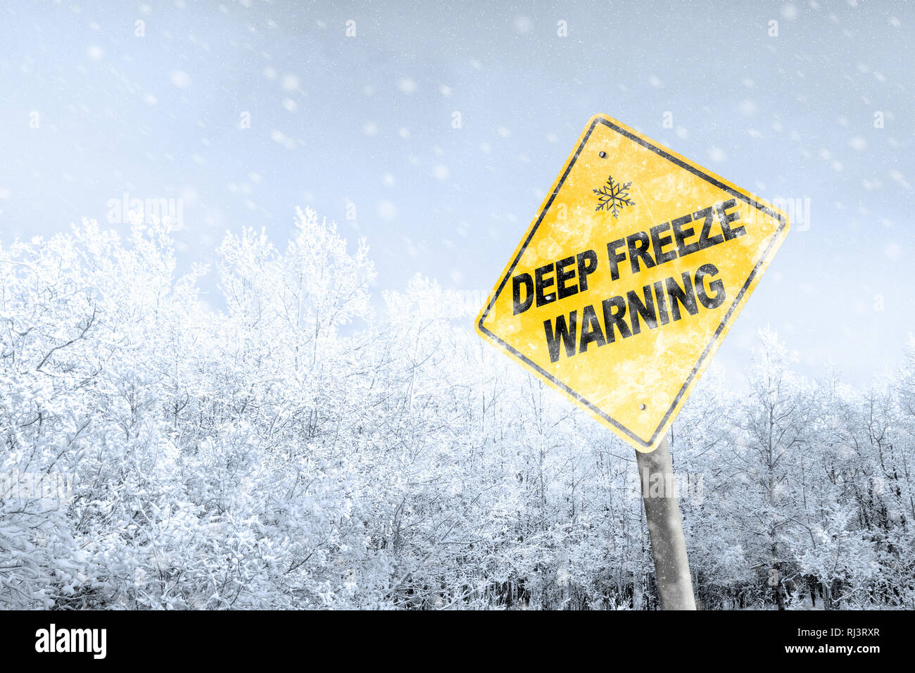 Stagione invernale di Deep Freeze vortice polare con il simbolo del fiocco di neve segno contro un sfondo innevato e copia di spazio. Snow opener e cartello angolato aggiunge a t Foto Stock