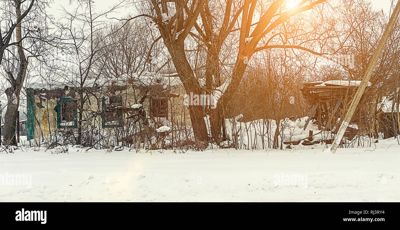 La vecchia casa disorganizzato in inverno, rovina dopo la guerra Foto Stock