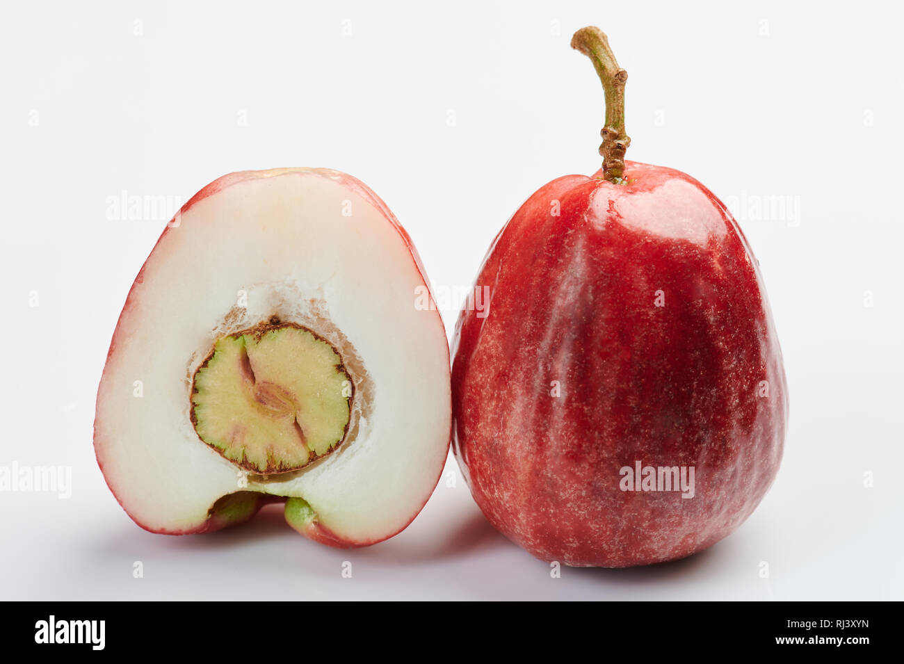 Rosa rosa apple frutta esotica su bianco di sfondo per studio Foto Stock
