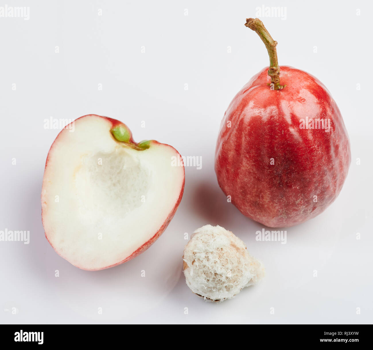 Fresca rosa esotica frutta Apple su sfondo bianco Foto Stock