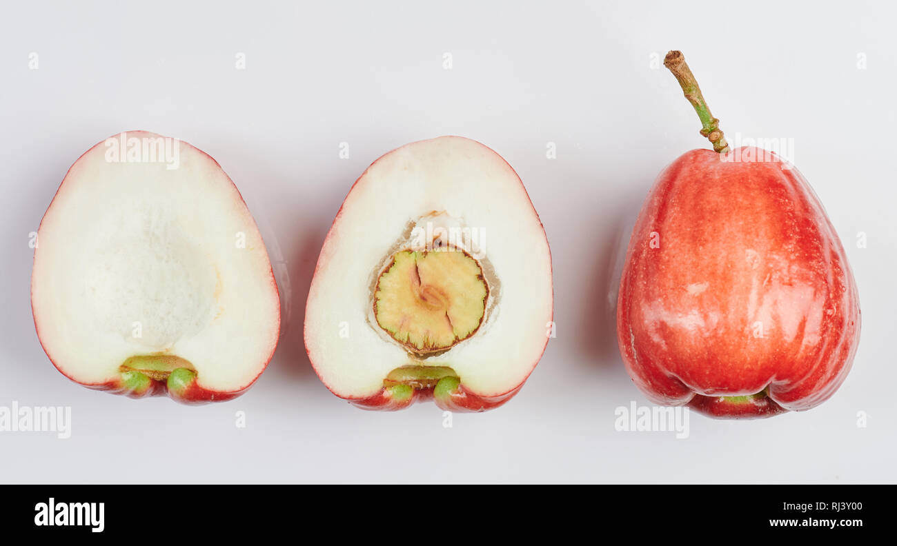 Set di perote fette di frutta e tutto su sfondo bianco Foto Stock