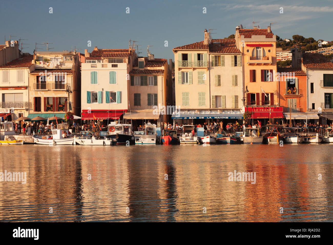 Fischerboote im Hafen, ristoranti an der Hafenpromenade, Cassis, Provenza, Provence-Alpes-Côte d'Azur, Südfrankreich, Frankreich Foto Stock