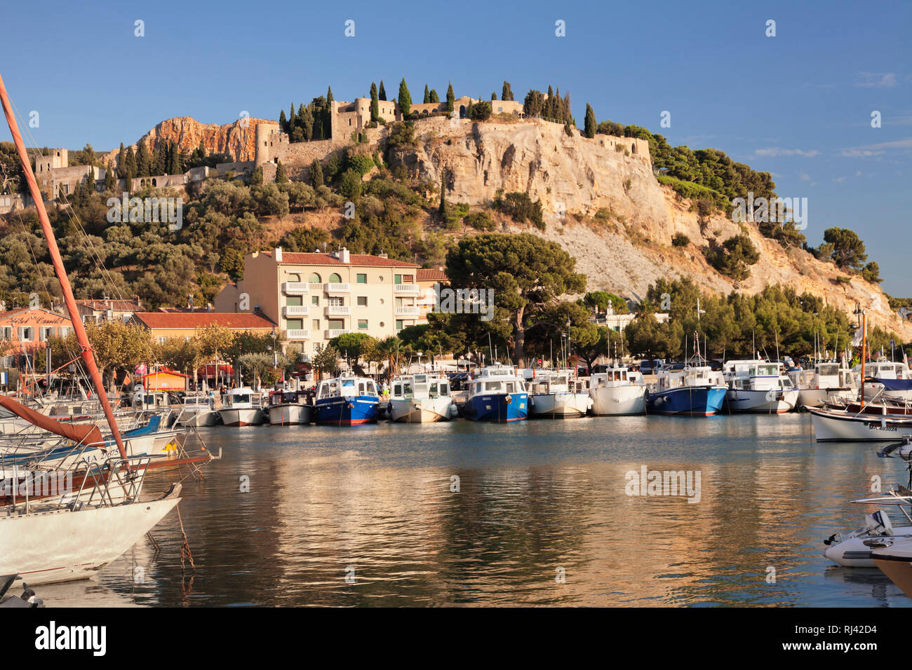 Blick vom Hafen Zum Schloss, Cassis, Provenza, Provence-Alpes-Côte d'Azur, Südfrankreich, Frankreich Foto Stock