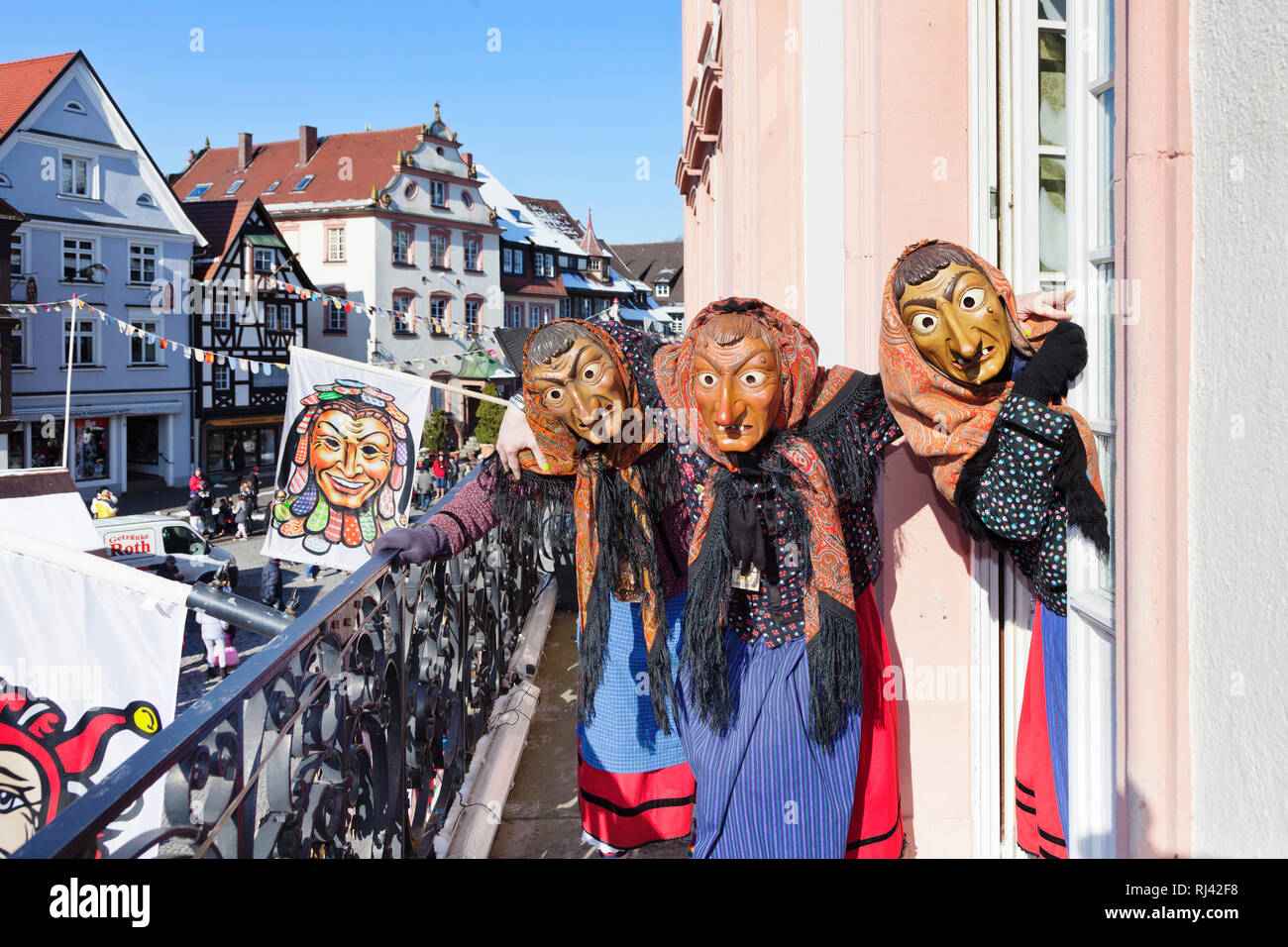Drei Hexen auf dem Balkon des Rathauses Gengenbacher, Schwäbisch-alemannische Fastnacht, Gengenbach, Schwarzwald, Baden-Württemberg, Deutschland Foto Stock
