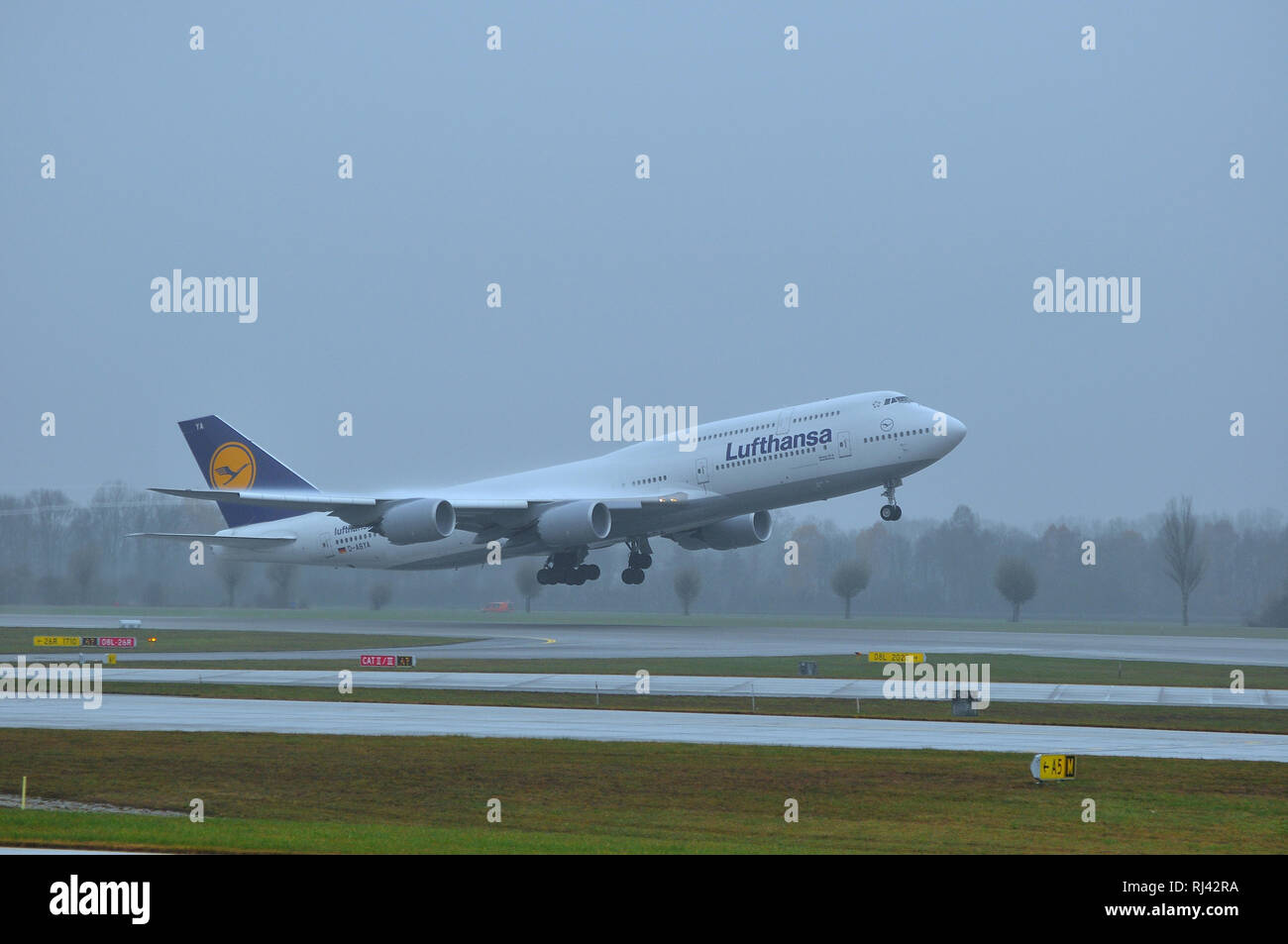 Zivilluftfahrt, Passagierflugzeug, Startbahn, Startphase, Schlechtwetter, Foto Stock