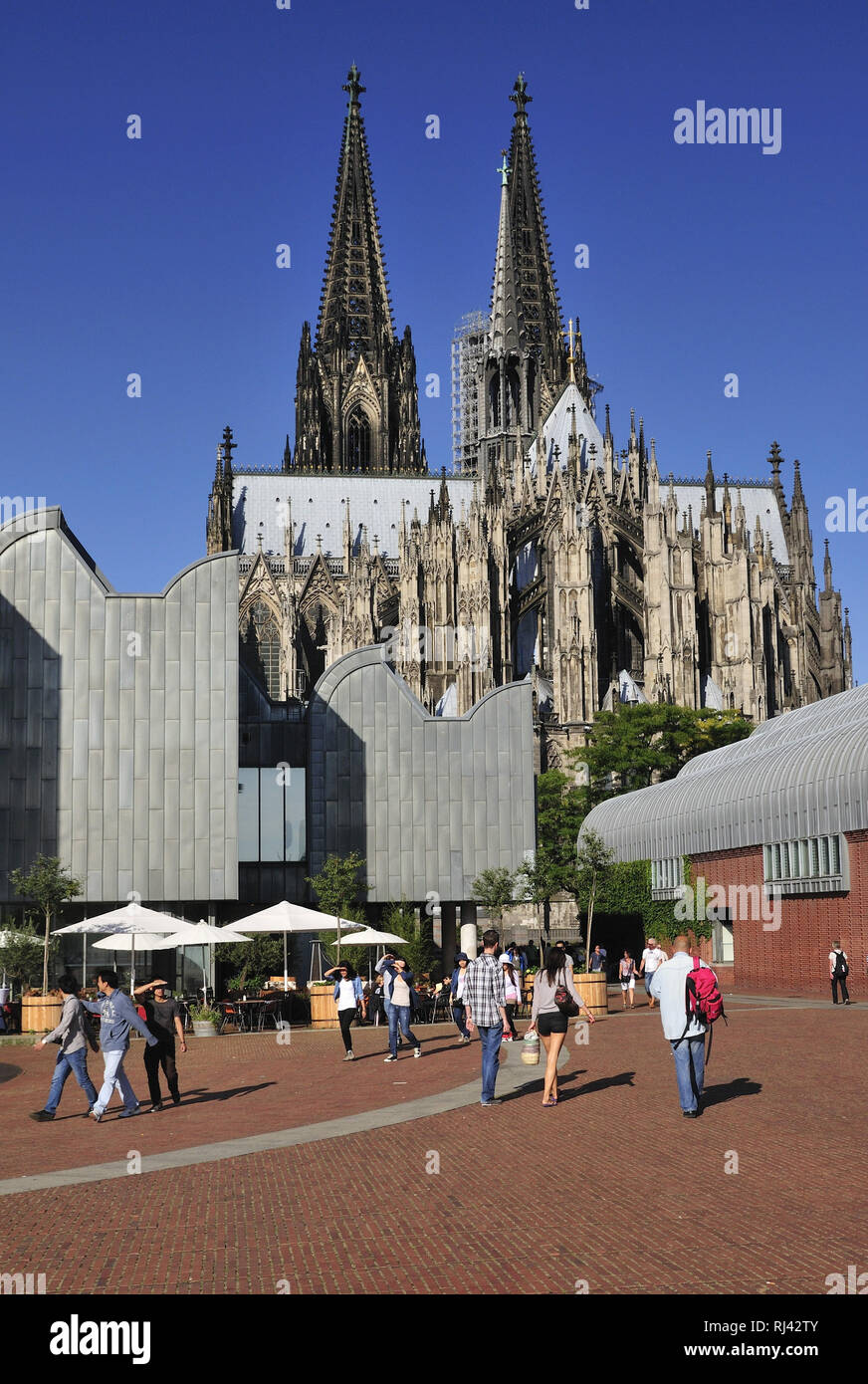 Deutschland, Renania settentrionale-Vestfalia, Kˆln, Città Kˆlner Dom, links das Museo Ludwig am Heinrich-Bˆll-Platz, Passanten, Foto Stock