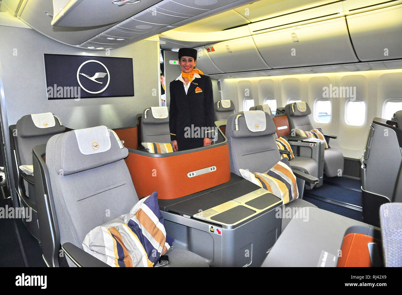 Zivilluftfahrt, Passagierflugzeug, Kabine, Business Class, hostess, Foto Stock