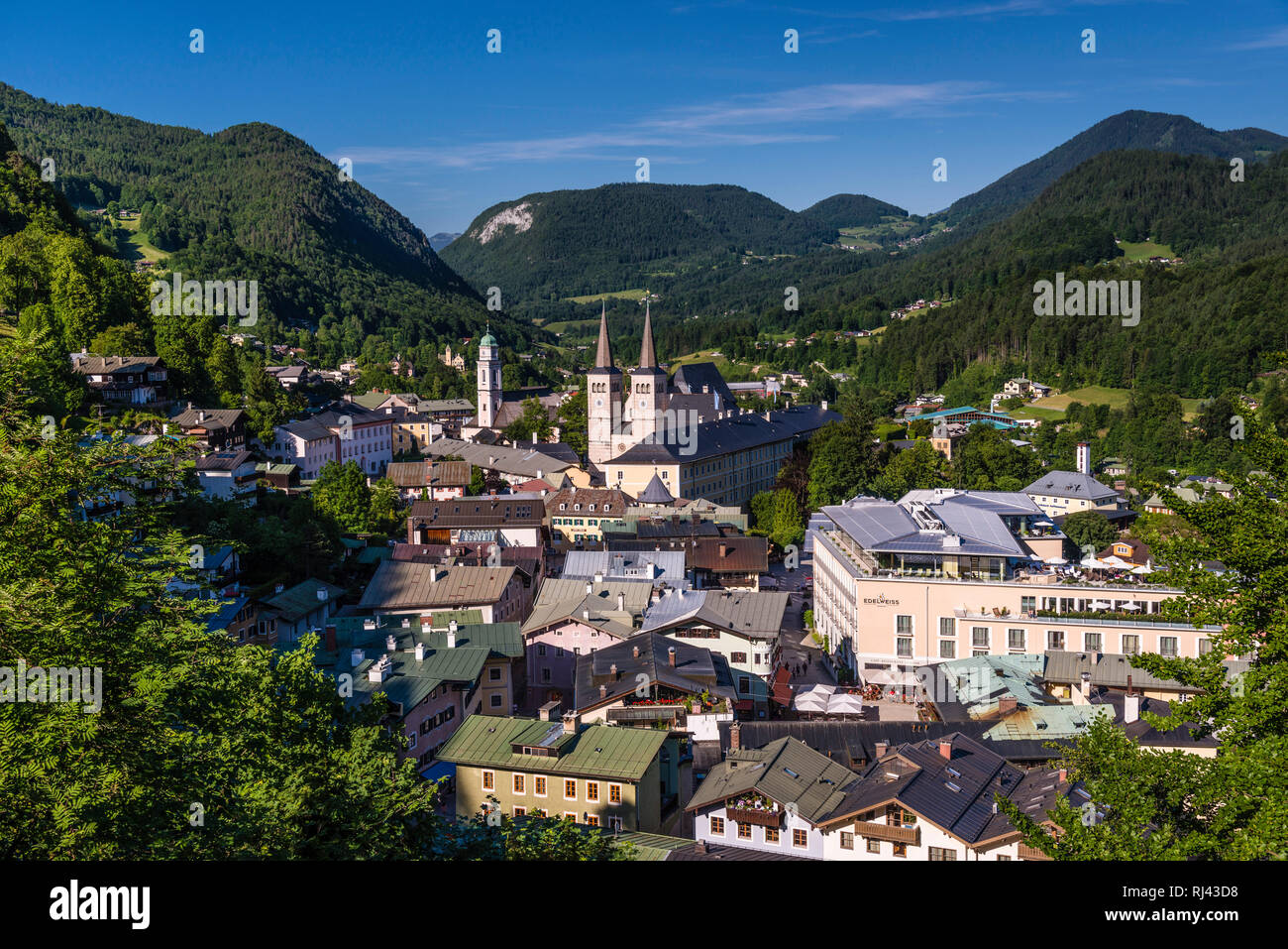 Deutschland, Bayern, Oberbayern, Berchtesgadener Land, a Berchtesgaden, Ortsansicht mit Pfarr- und Stiftskirche, Foto Stock
