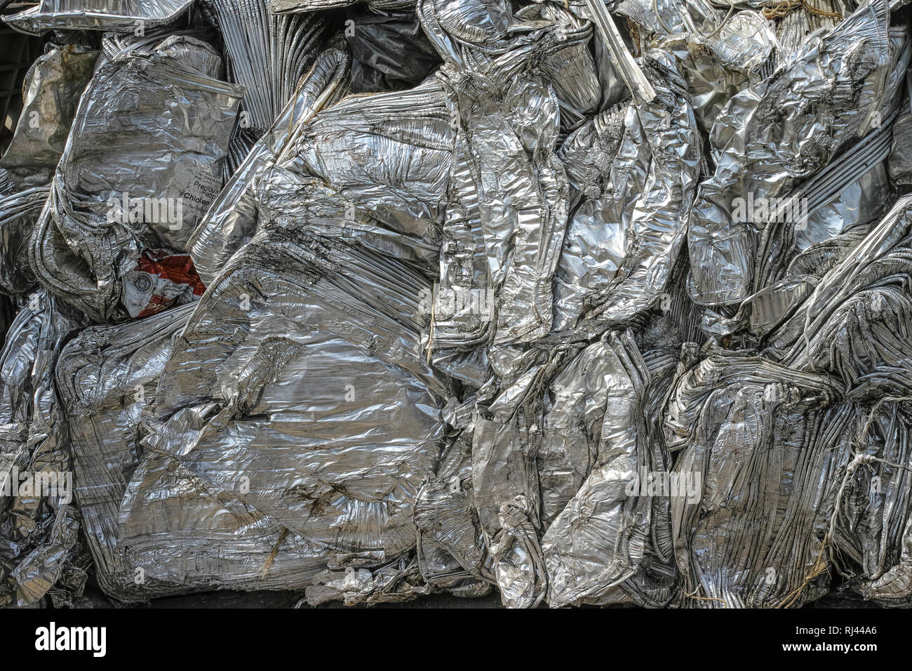 Rottame di alluminio in attesa di essere fuso per il riciclaggio, Foto Stock
