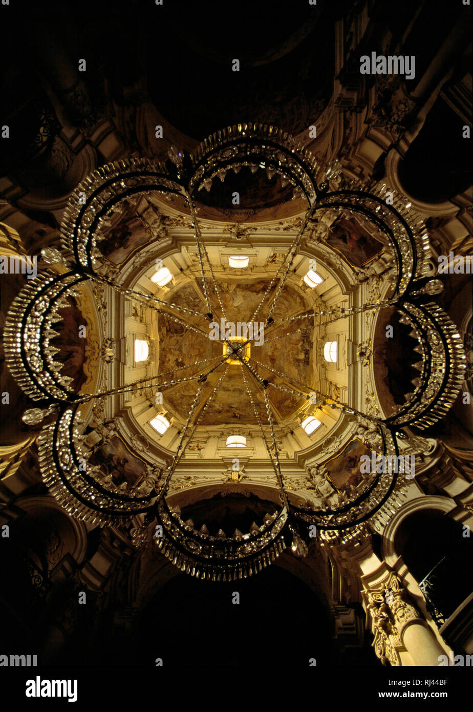 Lampada da soffitto e. San Nicola è la Chiesa. Praga. Repubblica ceca Foto Stock
