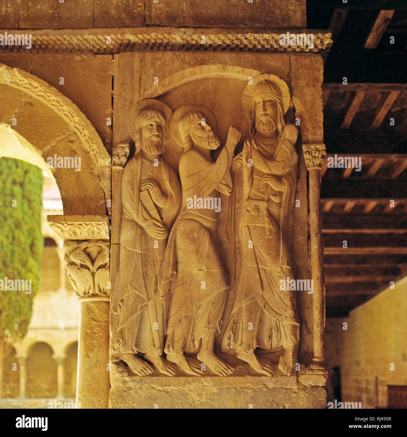 Rilievo romanico nel chiostro - Abbazia di Santo Domingo de Silos, Burgos, Spagna Foto Stock