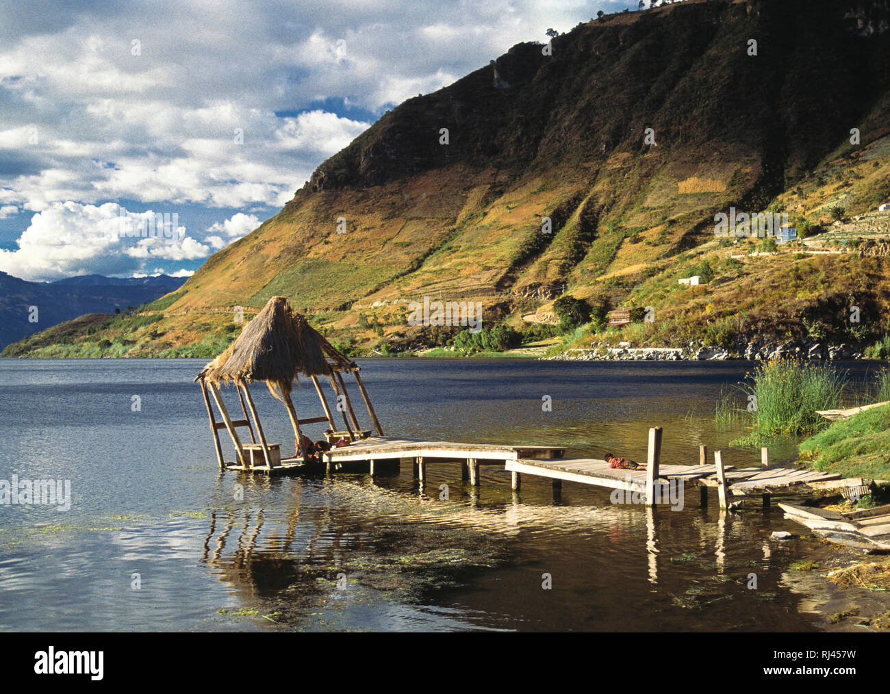 Il lavaggio della biancheria a lago Atitl?n, San Antonio Palopo, Guatemala Foto Stock