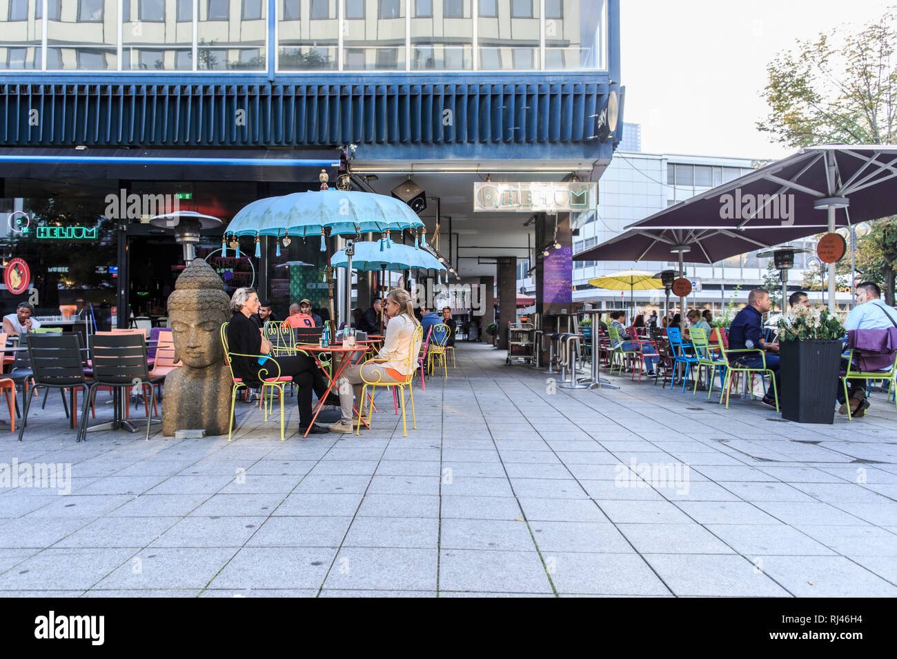 Europa, Deutschland, Assia, Francoforte, Gäste in der Nachmittagssonne in einem Straßencafé Foto Stock